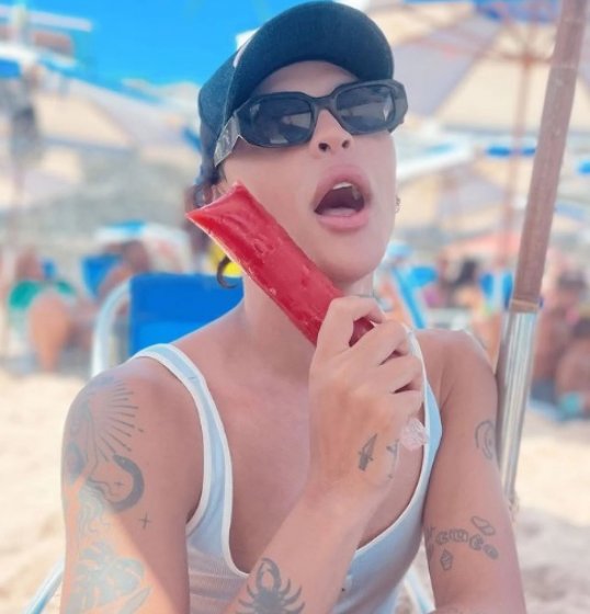 Pabllo Vittar curte verão no Porto da Barra 