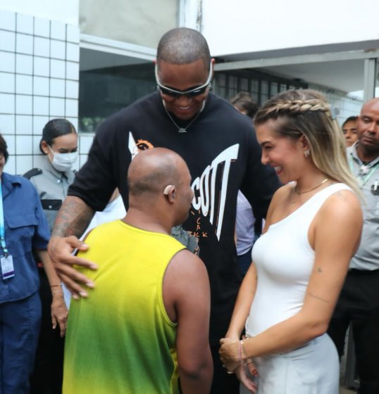 Léo Santana e Lore Improta visitam Obras Sociais Irmã Dulce para Baile de Gala 