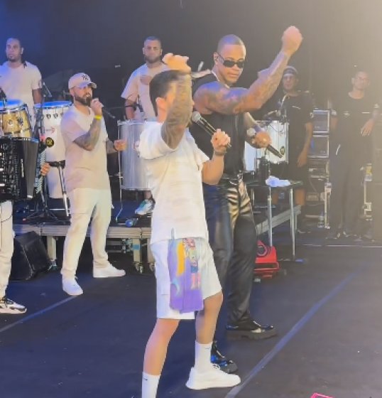 Felipe Papazoni ensina dancinha a Léo Santana durante show Felipe Papazoni ensina dancinha a Léo Santana durante show