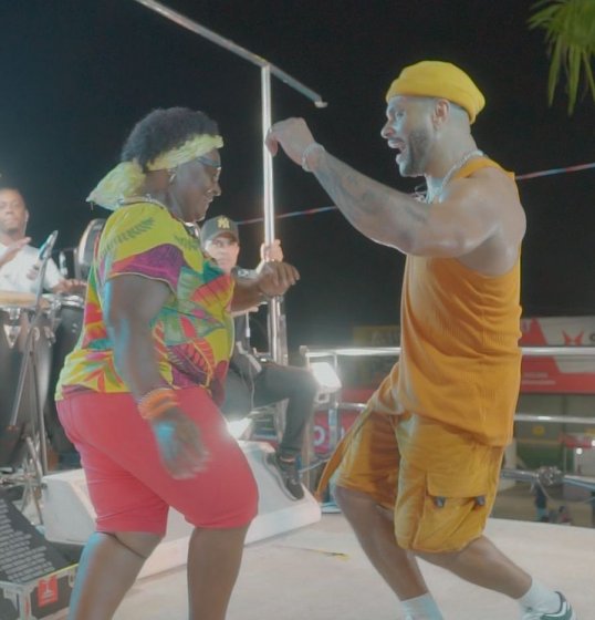 Mãe de Tony Salles dá um show de samba durante a passagem do trio do Parangolé na Micareta de Feira Mãe de Tony Salles dá um show de samba durante a passagem do trio do Parangolé na Micareta de Feira