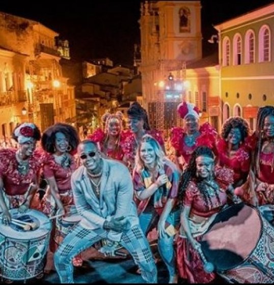 Léo Santana e Marília Mendonça dividem palco Léo Santana e Marília Mendonça dividem palco