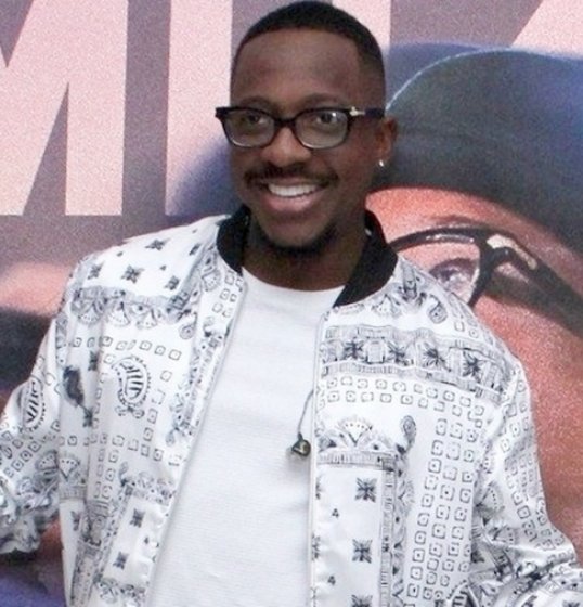 Mumuzinho cai em show; veja Mumuzinho cai em show; veja