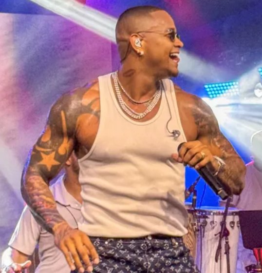 Léo Santana brilha na 1ª edição do Purple Door no Brasil com show exclusivo para fãs Léo Santana brilha na 1ª edição do Purple Door no Brasil com show exclusivo para fãs