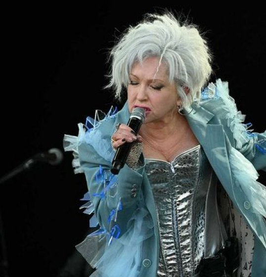 Veja o vídeo: Cyndi Lauper chega ao Brasil para o Rock in Rio! Veja o vídeo: Cyndi Lauper chega ao Brasil para o Rock in Rio!