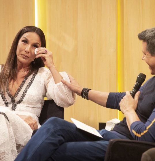 Ivete Sangalo é homenageada em programa de TV 