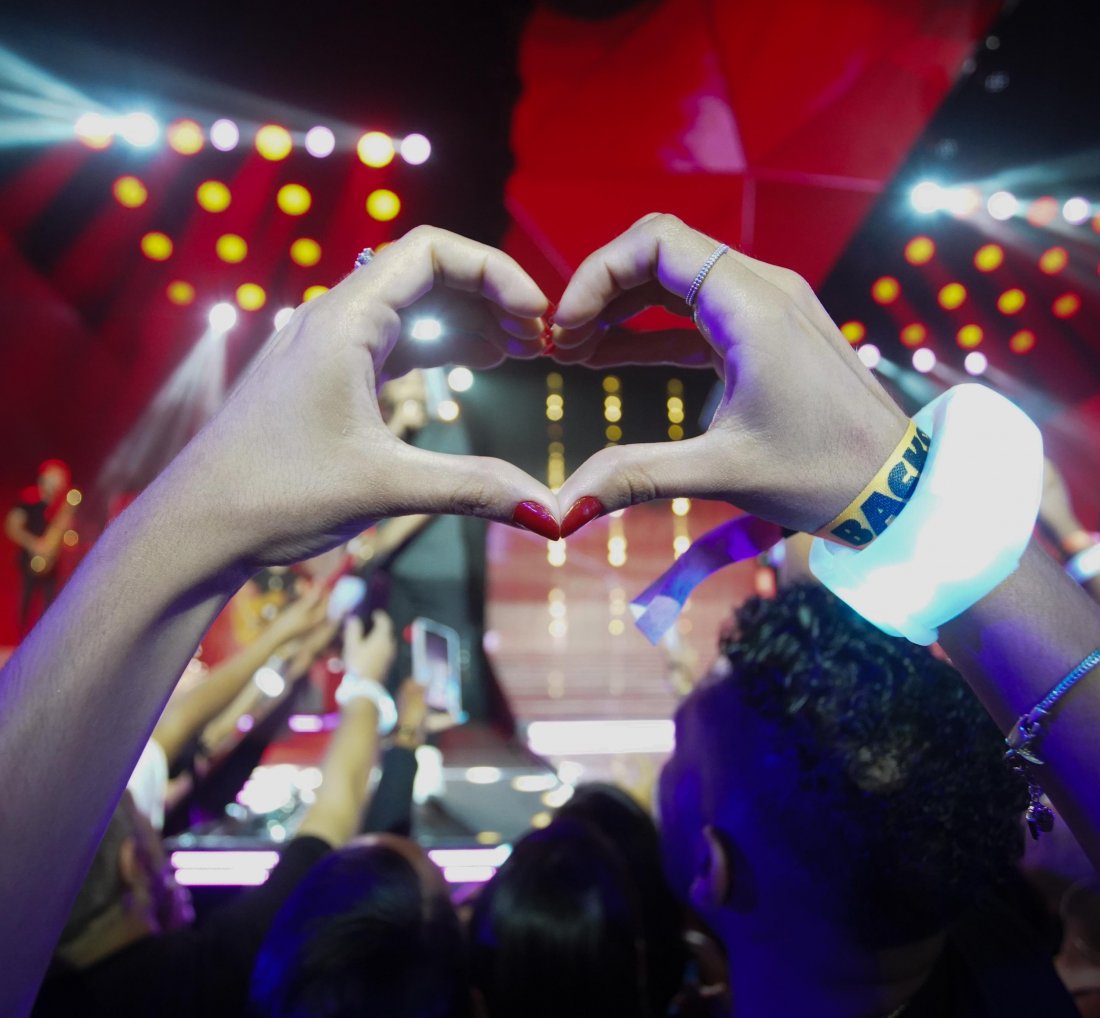 [Pulseiras do Coldplay roubaram a cena na gravação do DVD “Sucesso dos Gostosinho” de Unha Pintada]