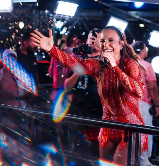 Confira: Ivete para apresentação e reage contra corte de árvore em micareta Confira: Ivete para apresentação e reage contra corte de árvore em micareta