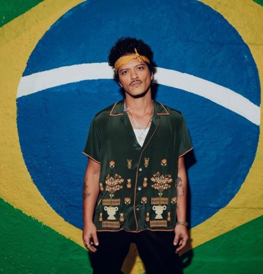 O cantor Bruno Mars faz tatuagem em homenagem ao Brasil; veja mais O cantor Bruno Mars faz tatuagem em homenagem ao Brasil; veja mais