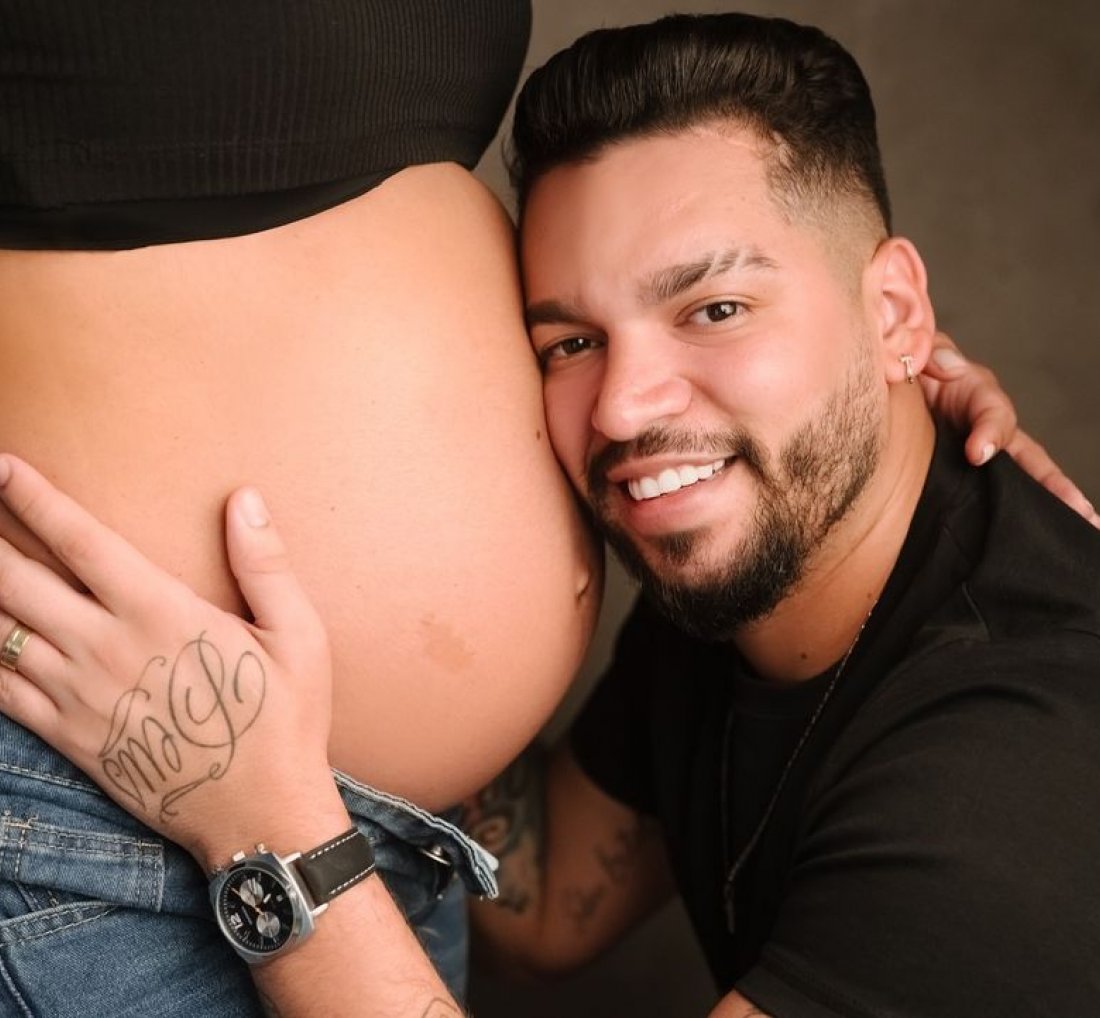 [O cantor Devinho Novaes anuncia o nascimento do seu filho; veja foto]