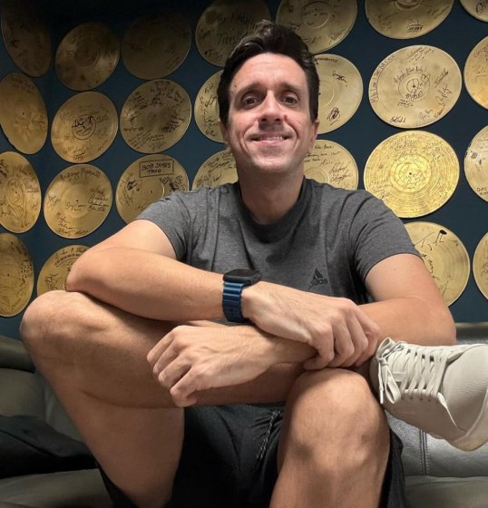 Rafael Costa comanda o programa República Bahia FM, levando o melhor do reggae às noites de sexta-feira Rafael Costa comanda o programa República Bahia FM, levando o melhor do reggae às noites de sexta-feira