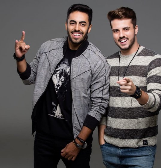André & Mauro lançam novo clipe que exalta a força da mulher de forma divertida André & Mauro lançam novo clipe que exalta a força da mulher de forma divertida