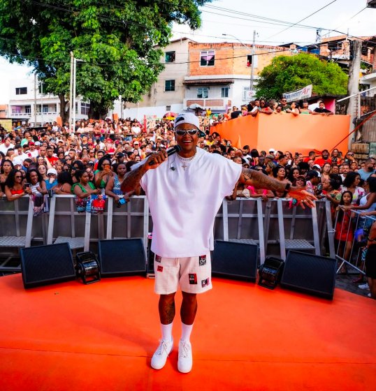 [Natal do GG: Léo Santana promove show gratuito no bairro onde cresceu, em Salvador]