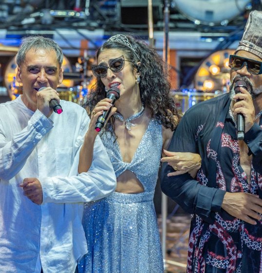 [Carlinhos Brown encerra a série de shows ‘Axé 40 Brown’ com Marisa Monte, Arnaldo Antunes, Caetano Veloso e Margareth Menezes]