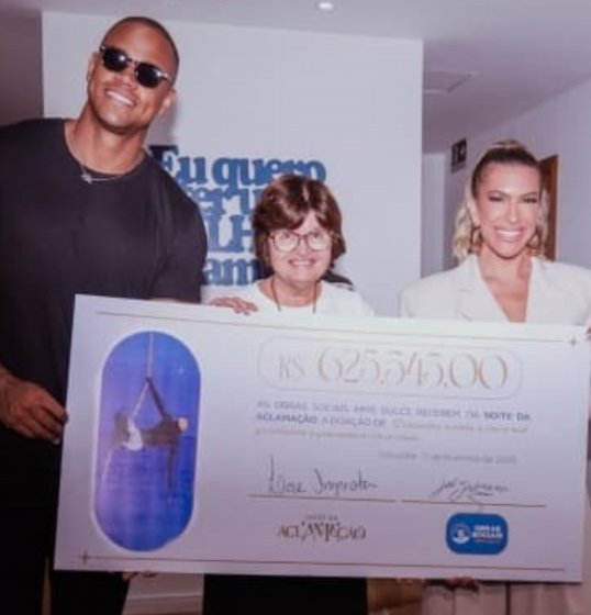 “Noite da Aclamação”: Lore Improta e Léo Santana entregam cheque de R$ 625 mil para as Obras Sociais Irmã Dulce “Noite da Aclamação”: Lore Improta e Léo Santana entregam cheque de R$ 625 mil para as Obras Sociais Irmã Dulce