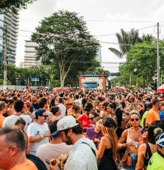 [Banda EVA arrasta multidão nas prévias de Carnaval de São Paulo e Florianópolis]