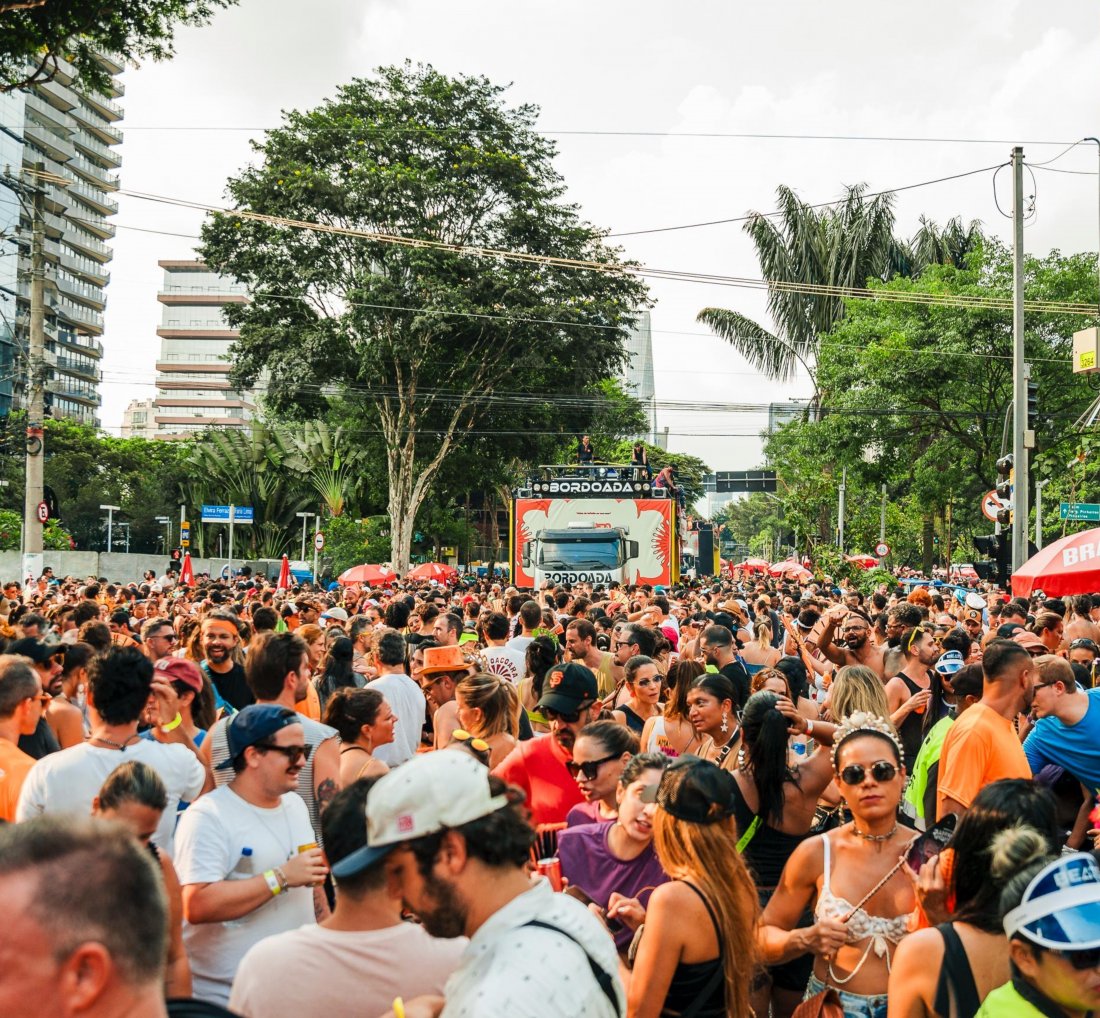 [Banda EVA arrasta multidão nas prévias de Carnaval de São Paulo e Florianópolis]