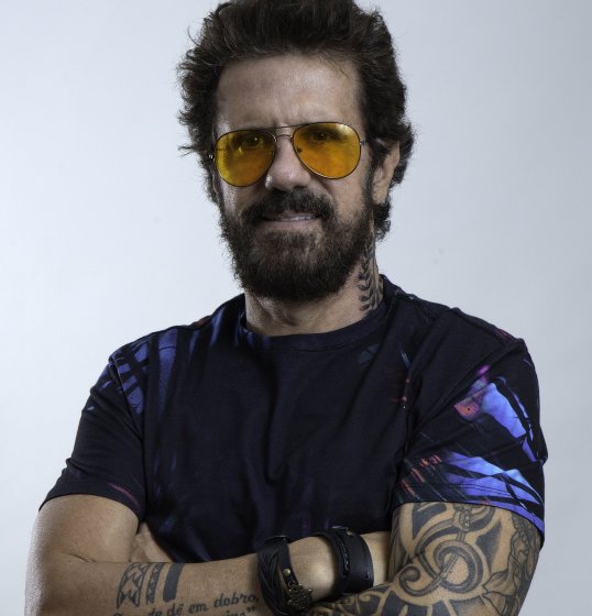 Tuca Fernandes lança clipe todo produzido via celular Tuca Fernandes lança clipe todo produzido via celular
