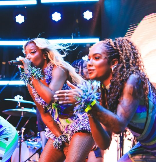 [Com ingressos esgotados Camarote Glamour recebe Ludmilla e Xande de Pilares em segunda noite de festa]