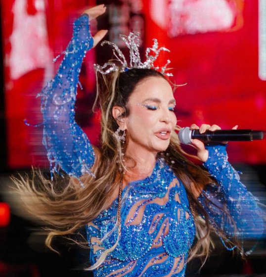 [Ivete para trio no Carnaval de Salvador para folião pedir namorada em casamento]