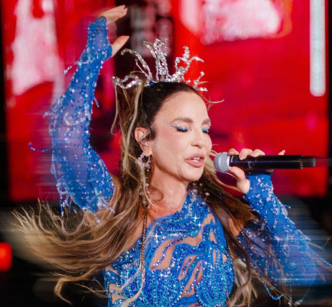 [Ivete para trio no Carnaval de Salvador para folião pedir namorada em casamento]