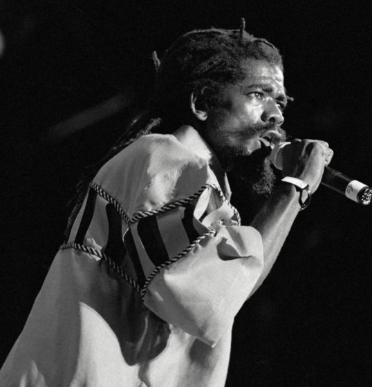 Morre Cocoa Tea, lenda do reggae, aos 65 anos Morre Cocoa Tea, lenda do reggae, aos 65 anos