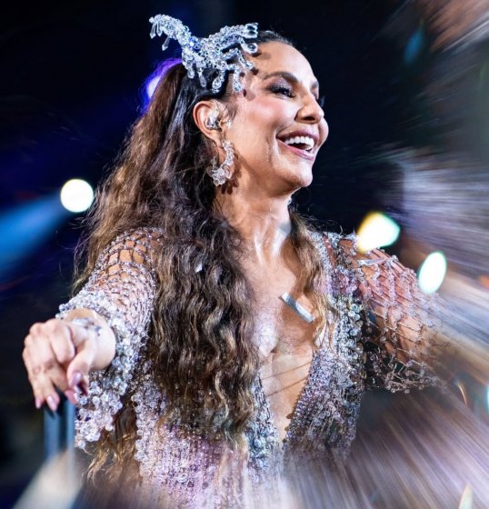 [Fã mirim de Ivete Sangalo fica emocionada após receber beijo da cantora]