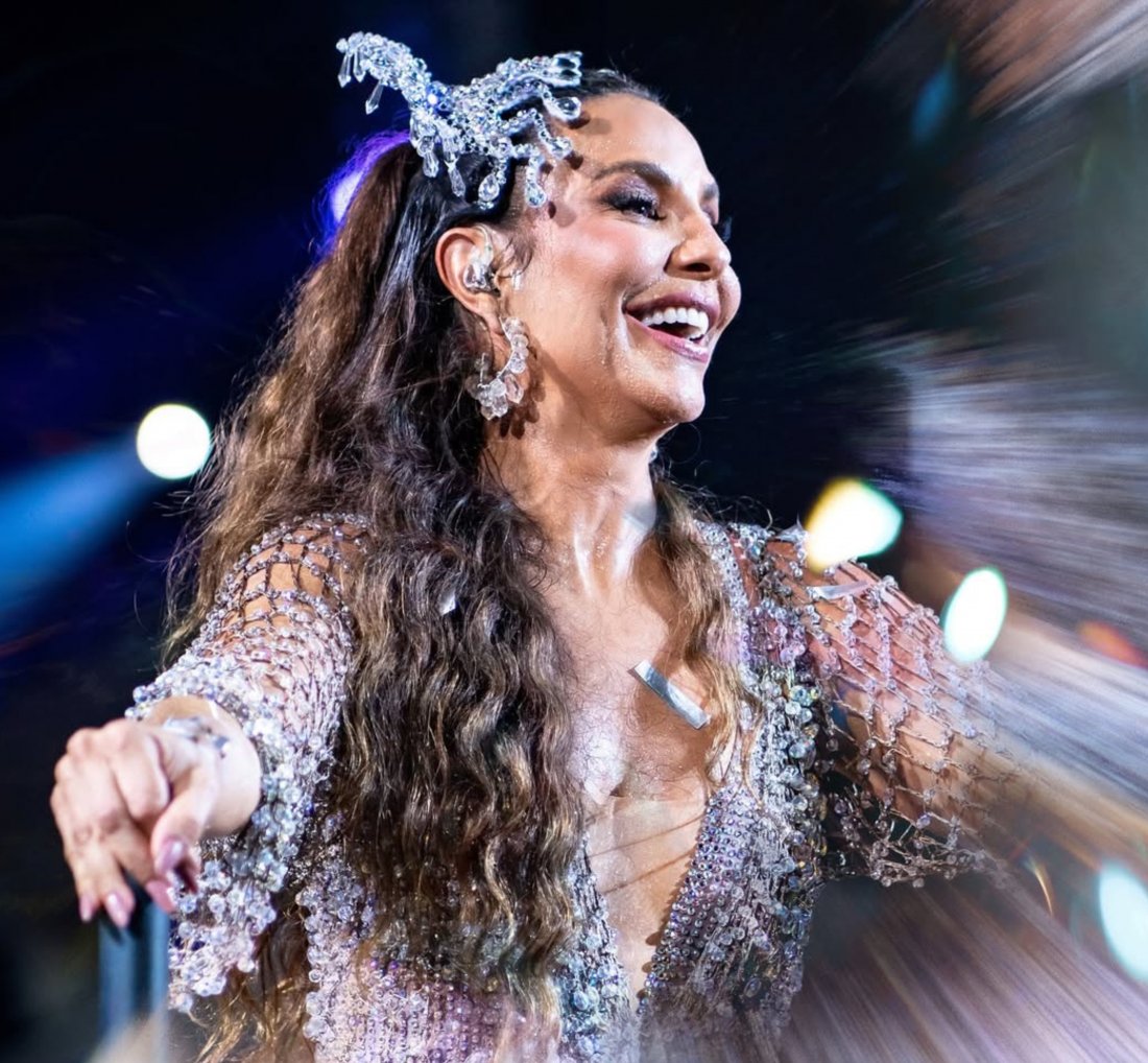 [Fã mirim de Ivete Sangalo fica emocionada após receber beijo da cantora]