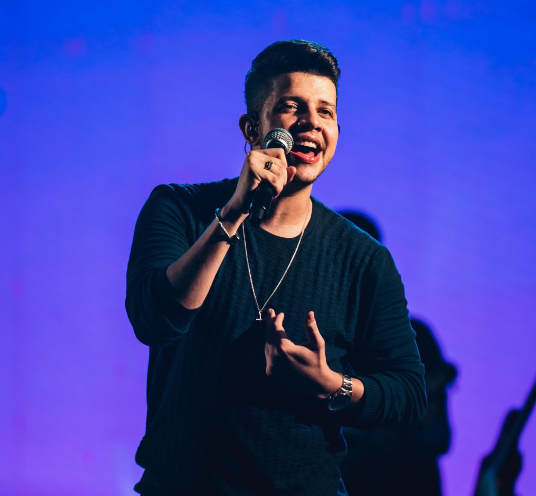 [Nadson O Ferinha transforma boteco em palco e lança audiovisual: “Tomando Uma Com o Ferinha”]