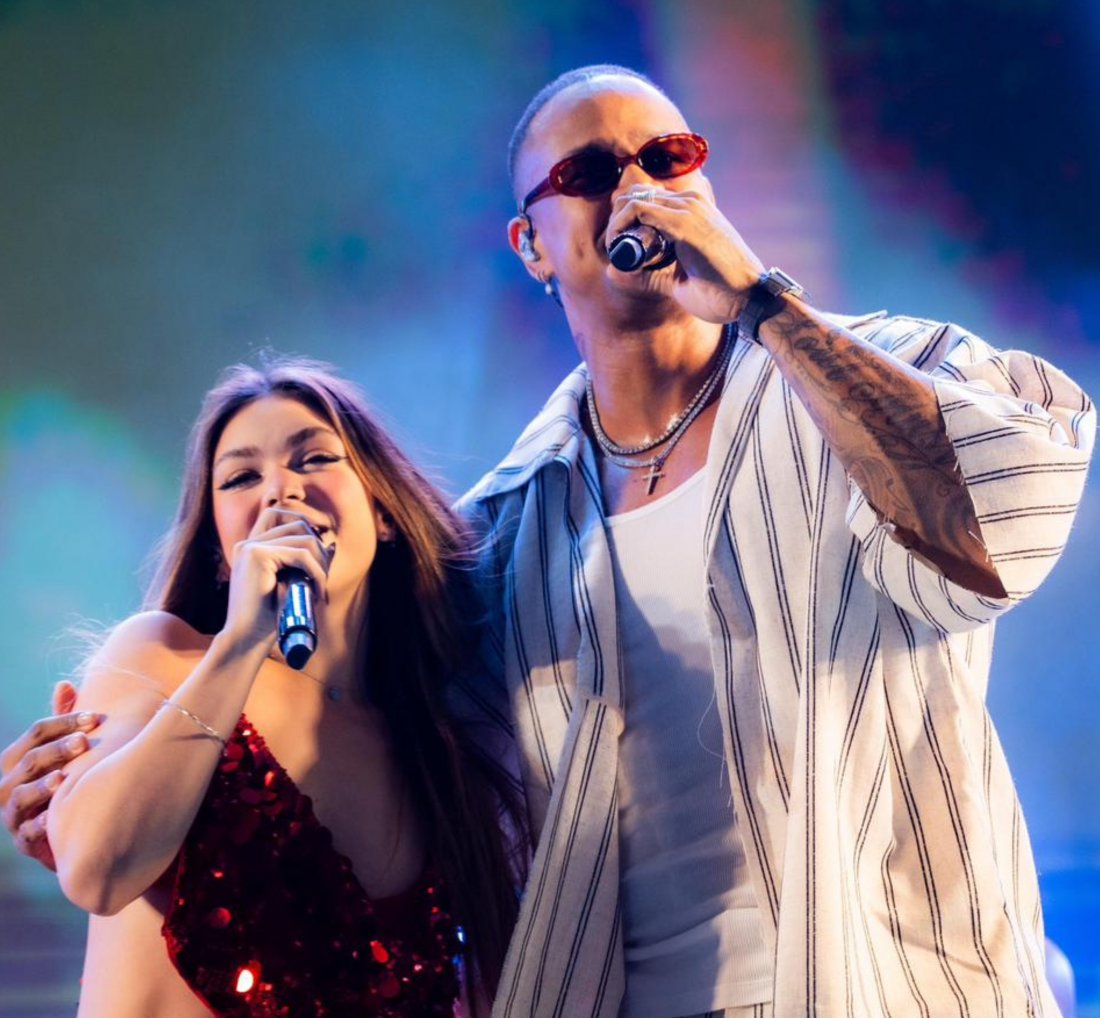 [Léo Santana recebe Melody em show na Virada Cultural]