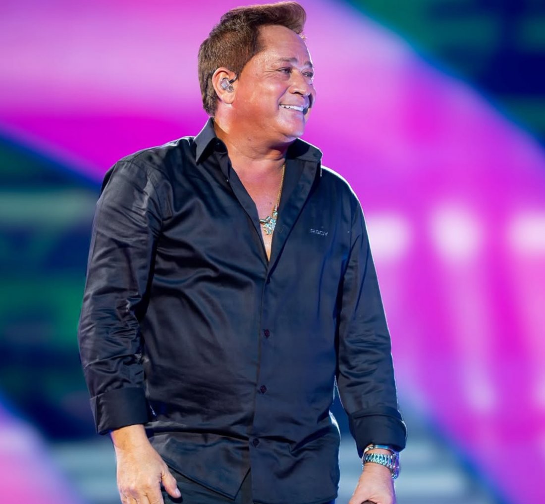 [Fã arremessa copo de água no rosto de Leonardo durante show]