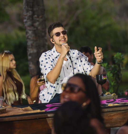 Nadson o Ferinha grava novo audiovisual “Seresta & Brasa” em Vila de Abrantes Nadson o Ferinha grava novo audiovisual “Seresta & Brasa” em Vila de Abrantes