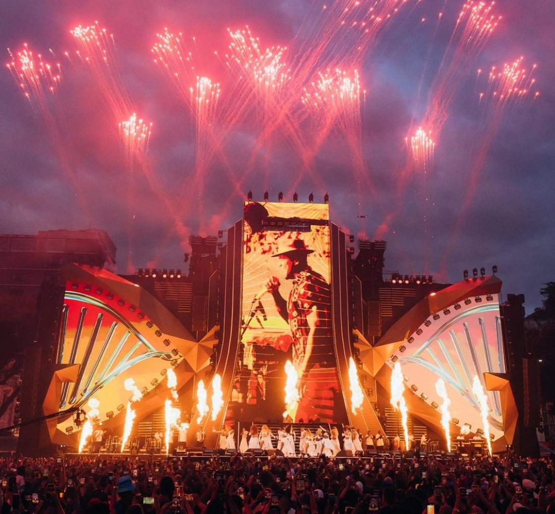 [Léo Santana reúne multidão e celebra 20 anos de carreira em Salvador]