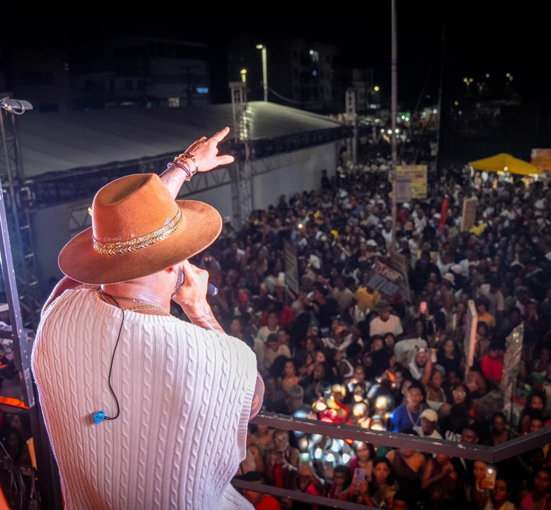 [Tony Salles lota praça em Periperi em show de aniversário]