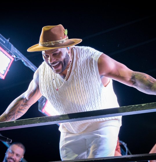 [Tony Salles lota praça em Periperi em show de aniversário]