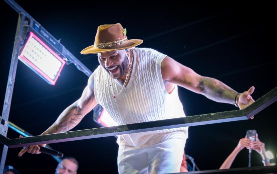 [Tony Salles lota praça em Periperi em show de aniversário]