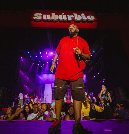 Subúrbio reúne multidão de pessoas e marca estreia histórica de Tiee em Salvador Subúrbio reúne multidão de pessoas e marca estreia histórica de Tiee em Salvador