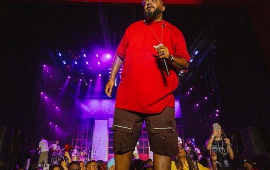 [Subúrbio reúne multidão de pessoas e marca estreia histórica de Tiee em Salvador]