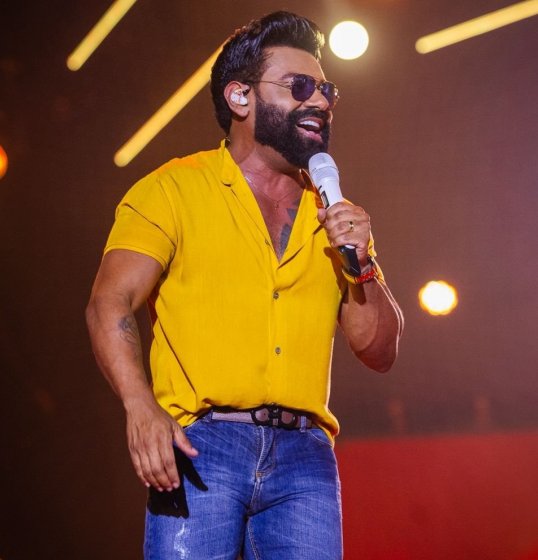 [O cantor Pablo realiza um pocket show em aquecimento para o ‘Bodega do Pablo’]