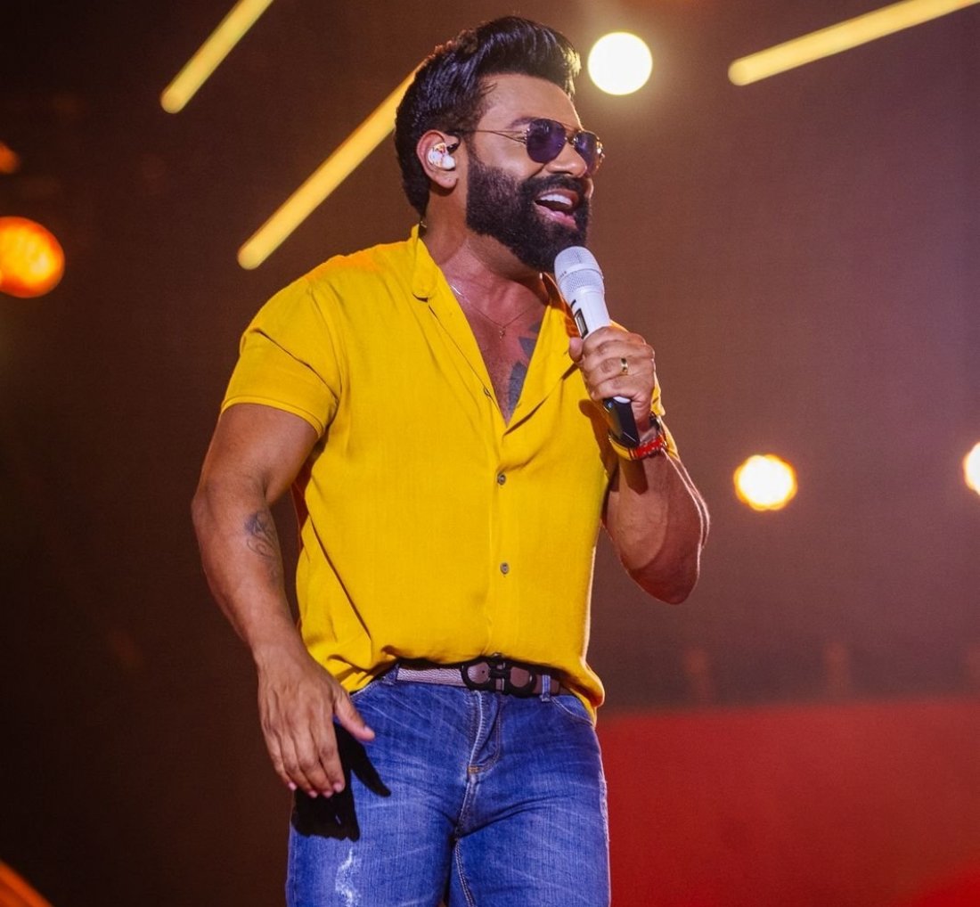 [O cantor Pablo realiza um pocket show em aquecimento para o ‘Bodega do Pablo’]