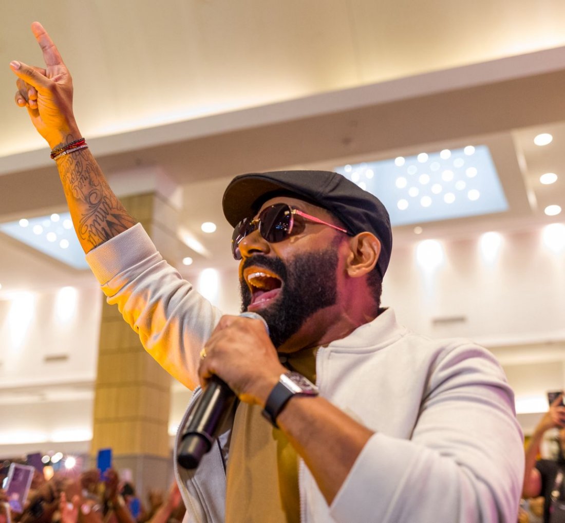 [Pocket show de Pablo atrai multidão e aquece clima para a “Bodega”]