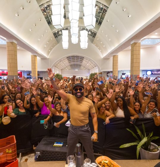 Pocket show de Pablo atrai multidão e aquece clima para a “Bodega” Pocket show de Pablo atrai multidão e aquece clima para a “Bodega”