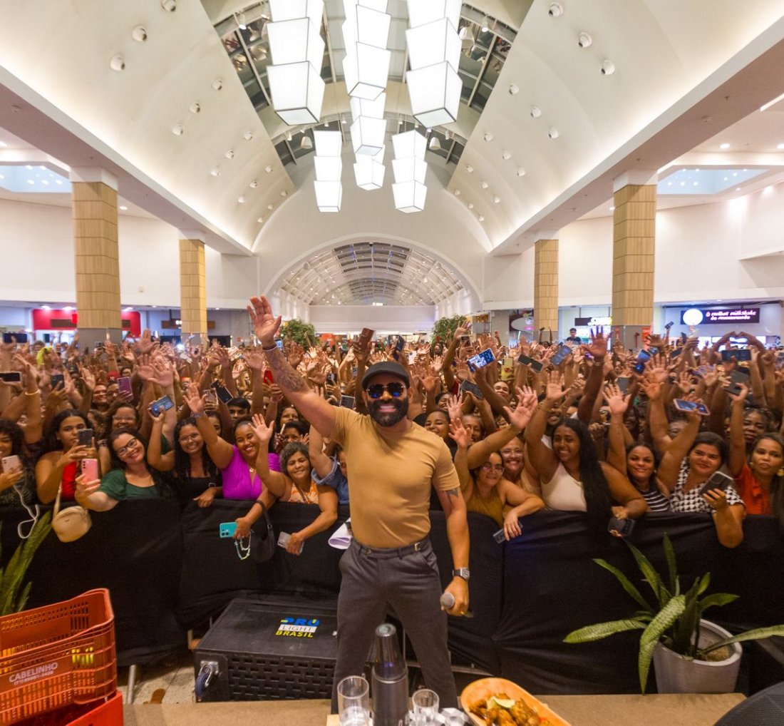 [Pocket show de Pablo atrai multidão e aquece clima para a “Bodega”]