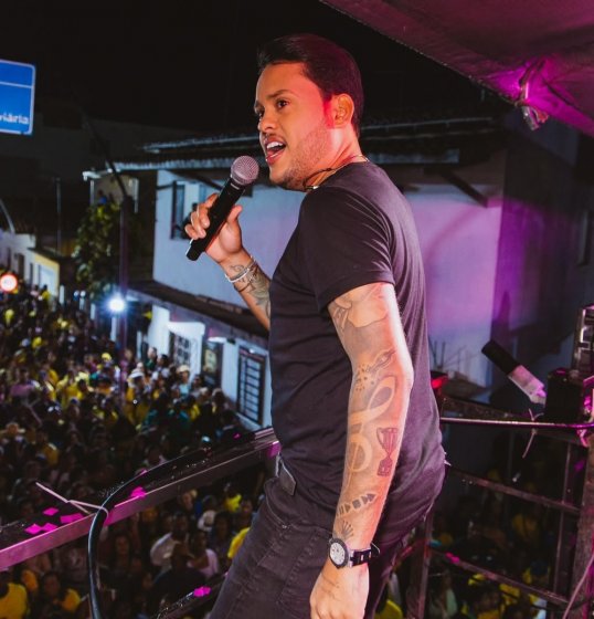 Thiago Aquino faz multidão arrochar no primeiro dia do São João de Cruz 2026 Thiago Aquino faz multidão arrochar no primeiro dia do São João de Cruz 2026