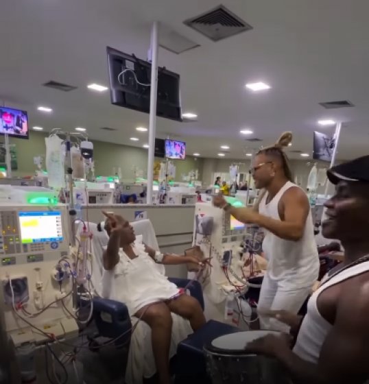 [Buja Ferreira leva acolhimento e música a pacientes durante ação em clínica de Salvador]