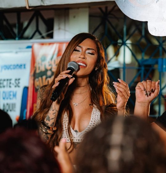 [Simone Morena comemora sucesso de “Brega da Morena” com mais de 200 mil visualizações]
