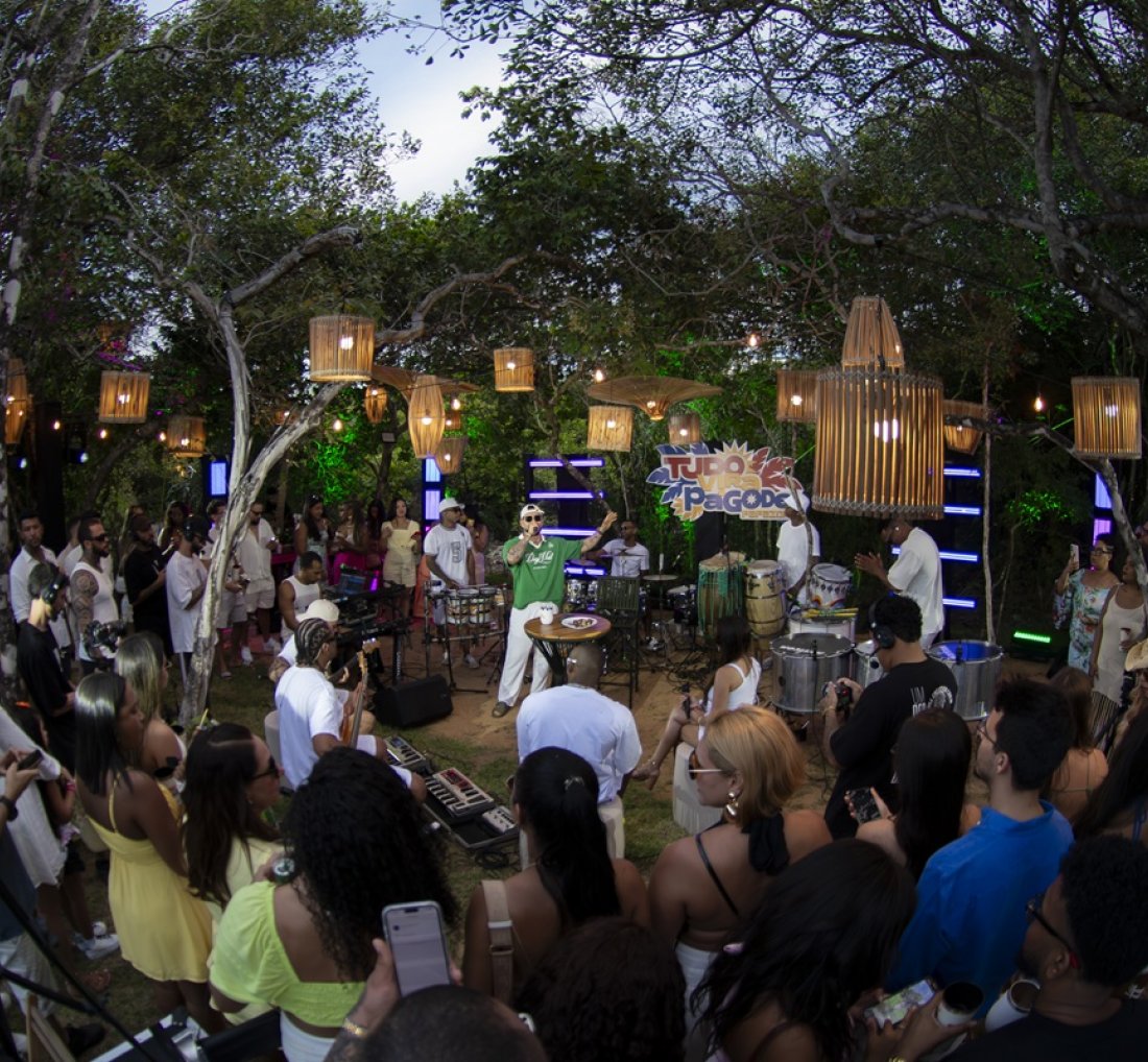 [Papazoni grava segunda edição do projeto “Tudo Vira Pagode” em Praia do Forte]