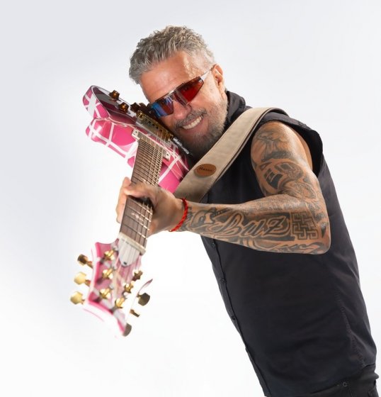 [Tuca Fernandes anuncia audiovisual para celebrar 15 anos de carreira solo]