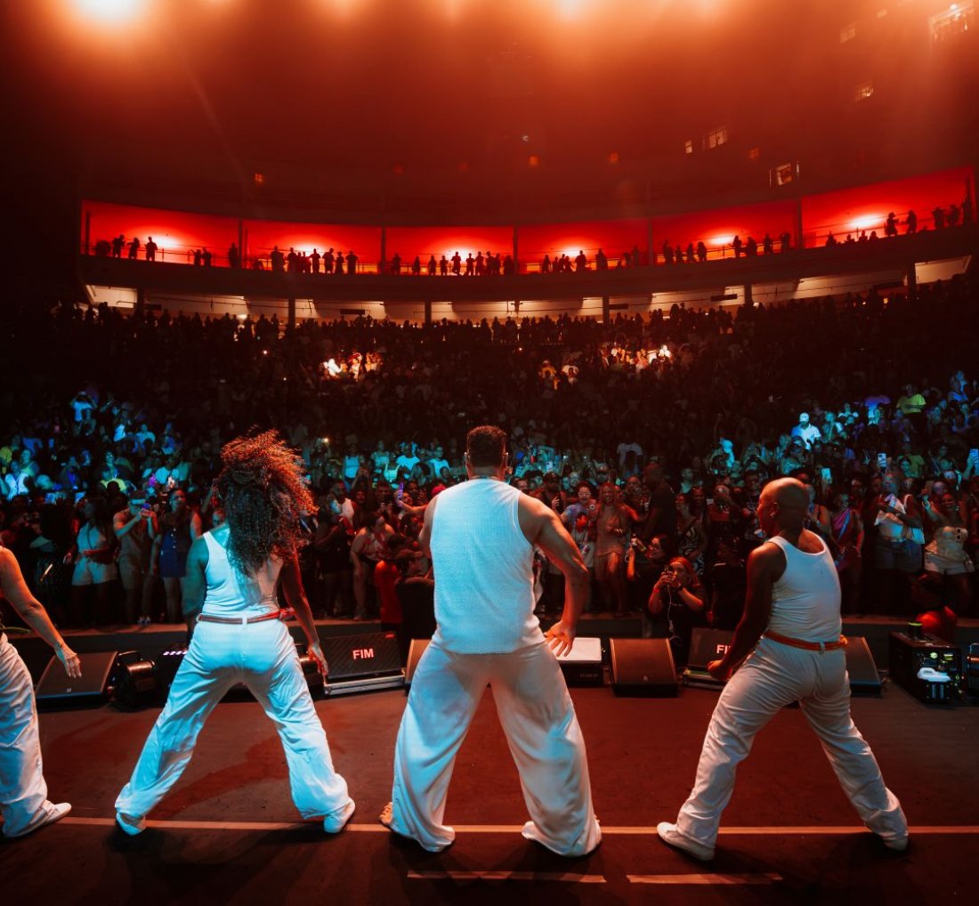 [Xanddy Harmonia abre celebração dos 30 anos de carreira com show lotado na Concha Acústica]