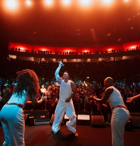 [Xanddy Harmonia abre celebração dos 30 anos de carreira com show lotado na Concha Acústica]