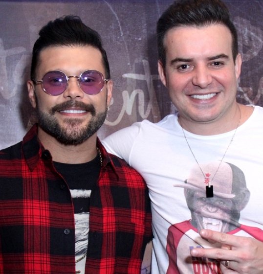 Bruno Belucci, da dupla com Marcos, é atingido por bomba durante show; veja vídeo Bruno Belucci, da dupla com Marcos, é atingido por bomba durante show; veja vídeo